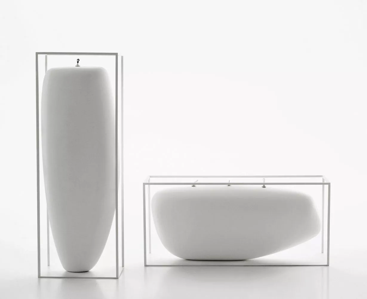 B&B Italia Overscale Flames Outdoor Kerze in zwei weißen geometrischen Formen in rechteckigen Rahmen ohne Hintergrund