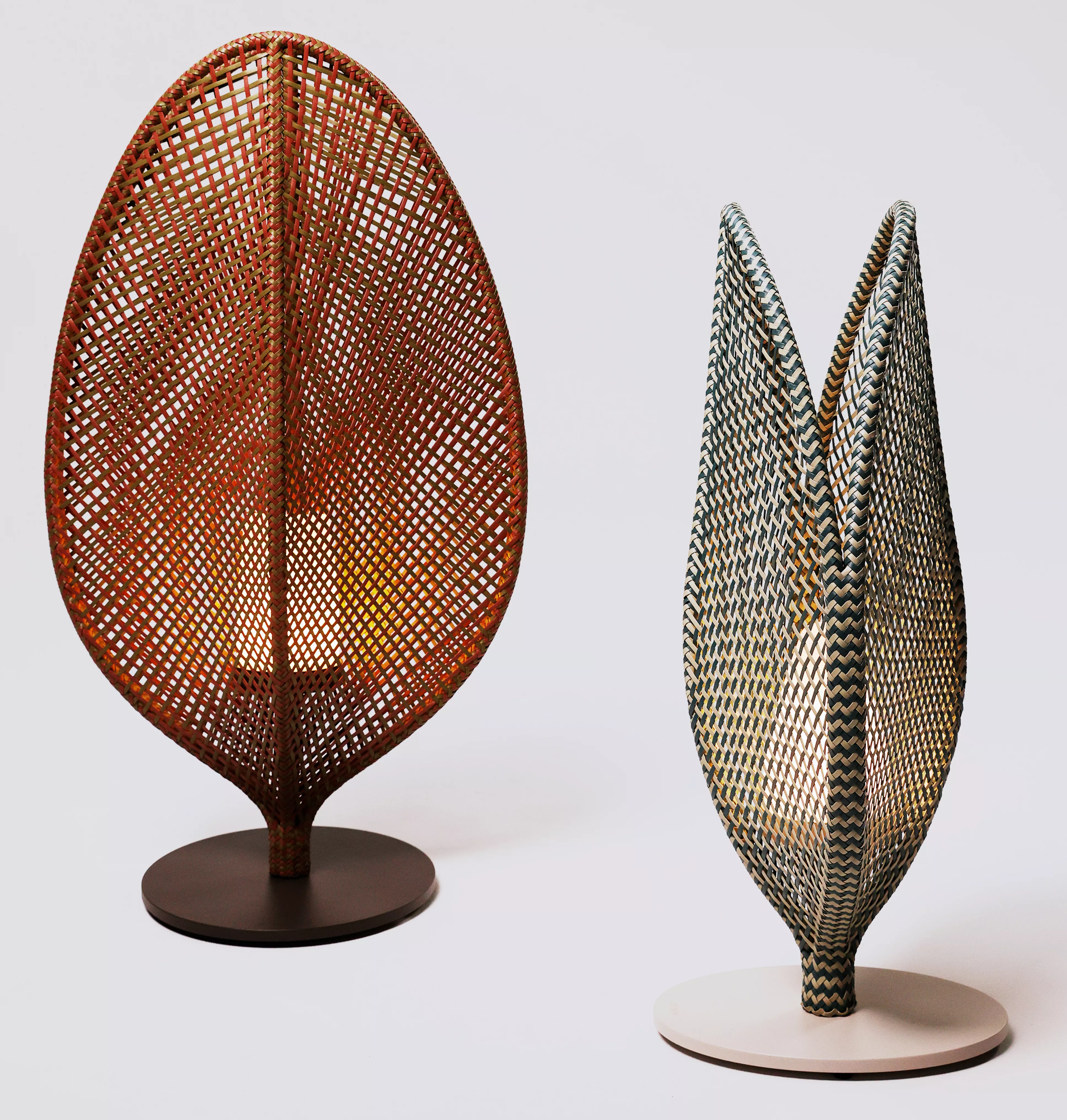 Zwei Dedon Scoora Leuchten in verschiedenen Farben auf weißem Hintergrund.