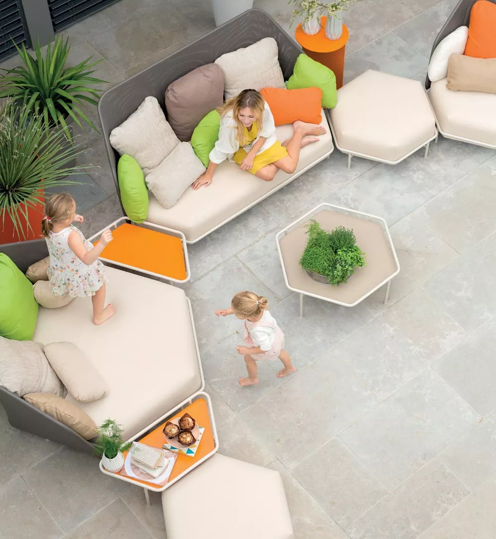 EGO Paris Hive Lounge in Beige und Orange, Outdoor-Mood-Bild mit spielenden Kindern auf einer Terrasse.