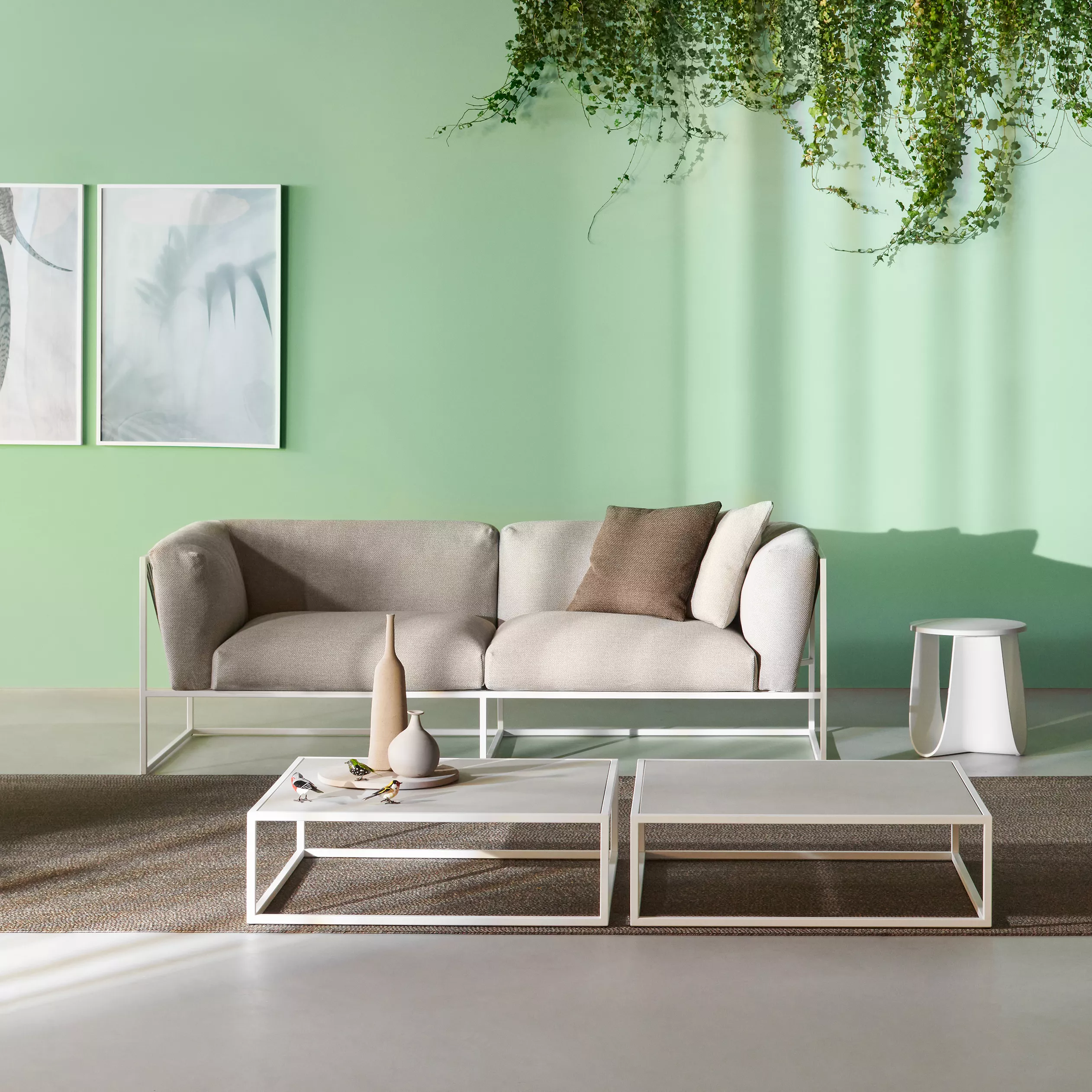 MDF Italia Arpa Loungesofa in einem modernen Wohnzimmer mit grüner Wand und minimalistischer Dekoration