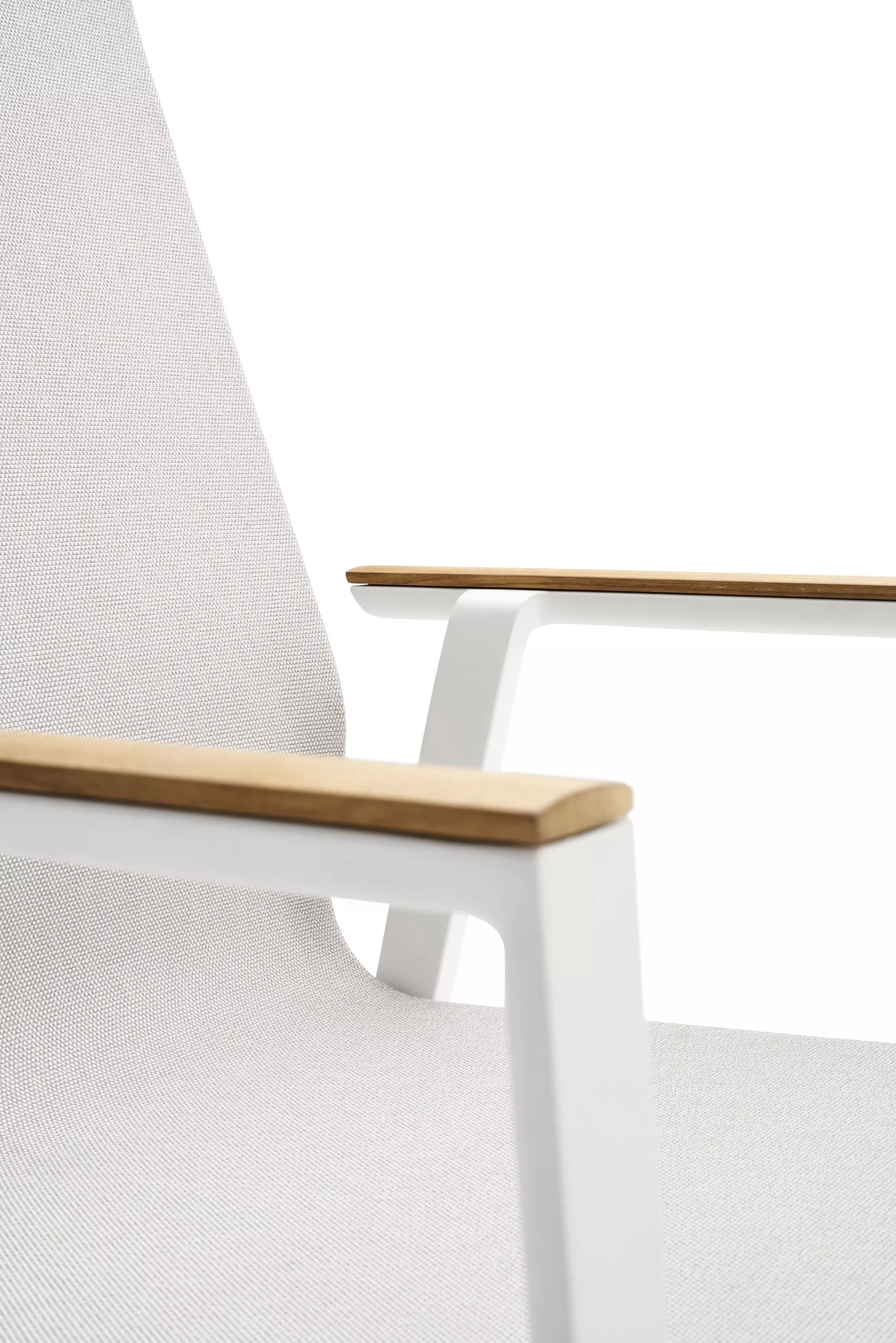 Solpuri Soul Stapelsessel Hoch in Weiß mit Holzarmlehnen Detailansicht ohne Hintergrund