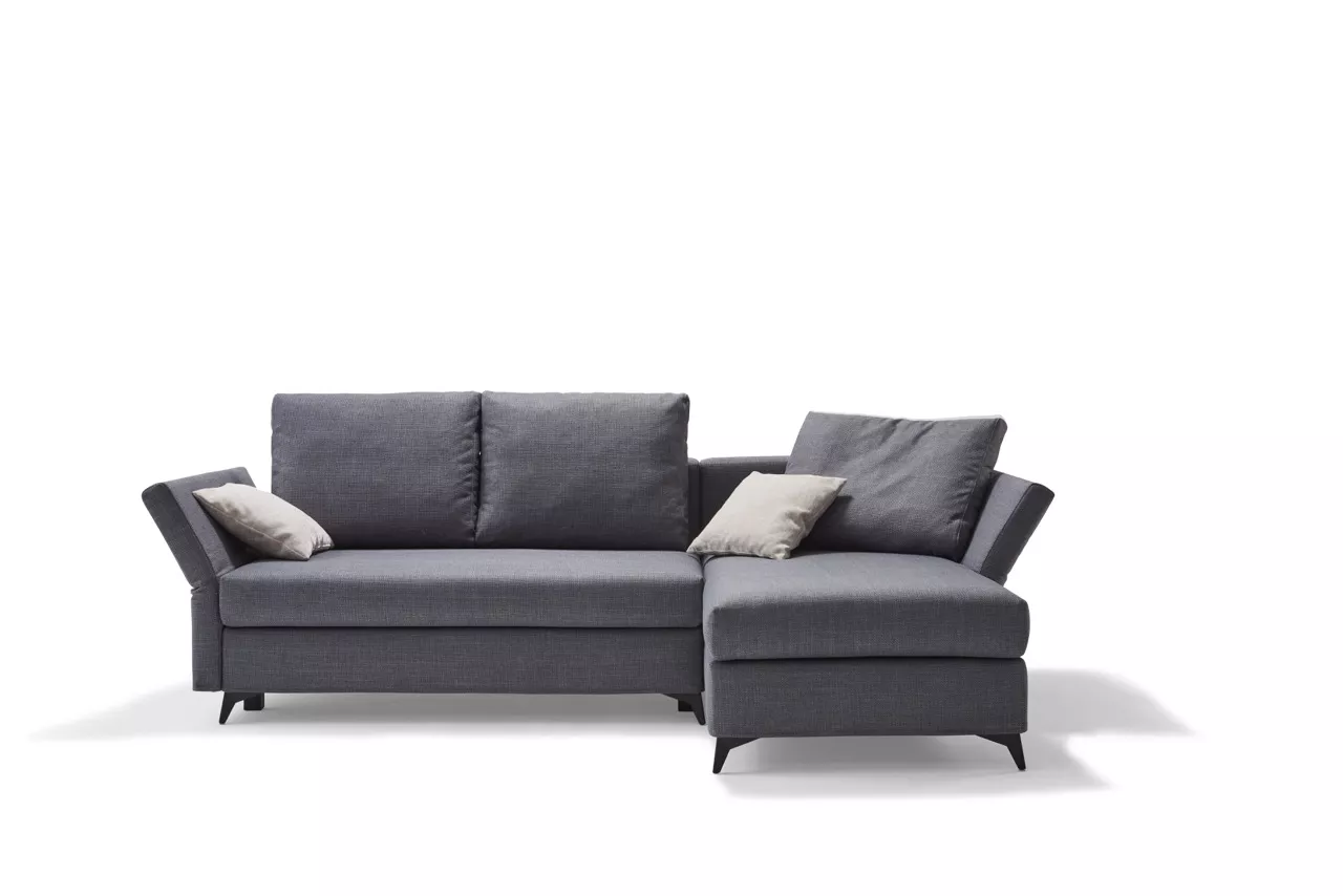 Grau meliertes Ecksofa mit zwei hellen Kissen auf weißem Hintergrund
