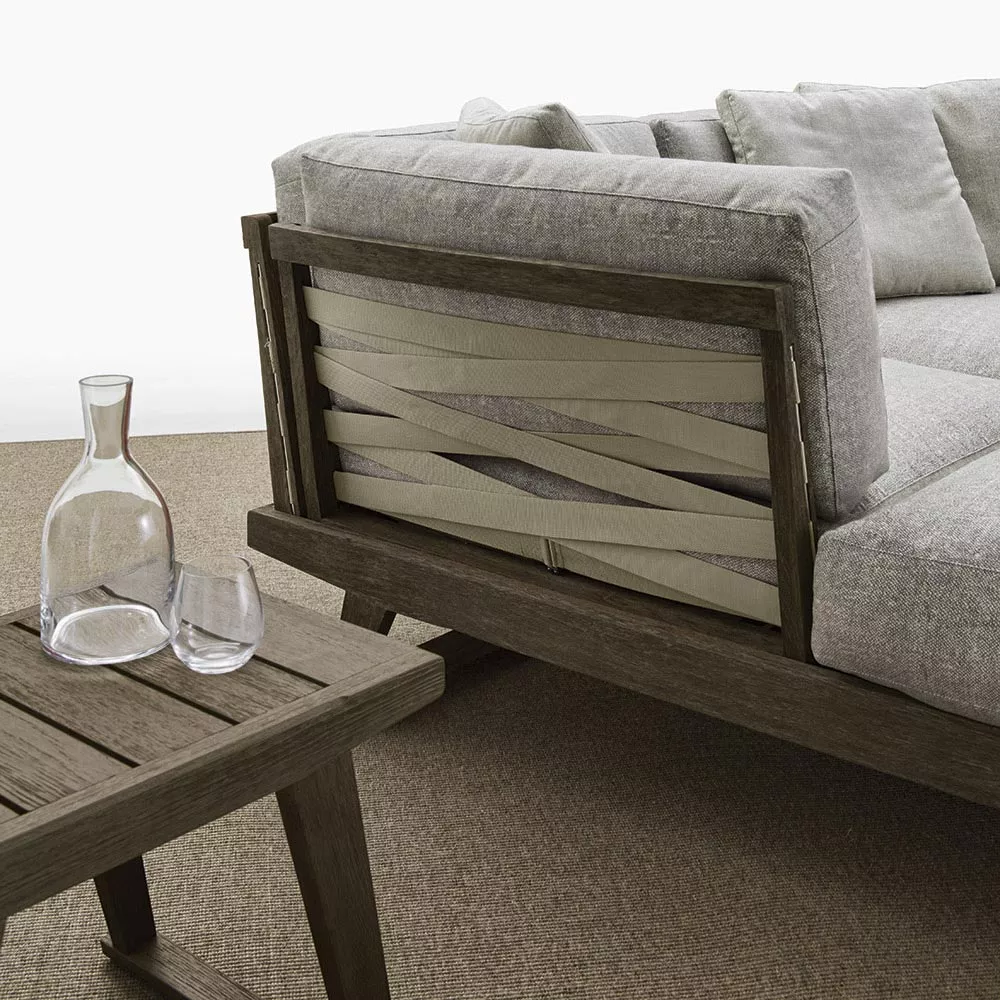 B&B Italia Gio Loungegruppe Gartensofa in Grau mit Holztisch und Glaskaraffe auf einem Teppich ohne Hintergrund