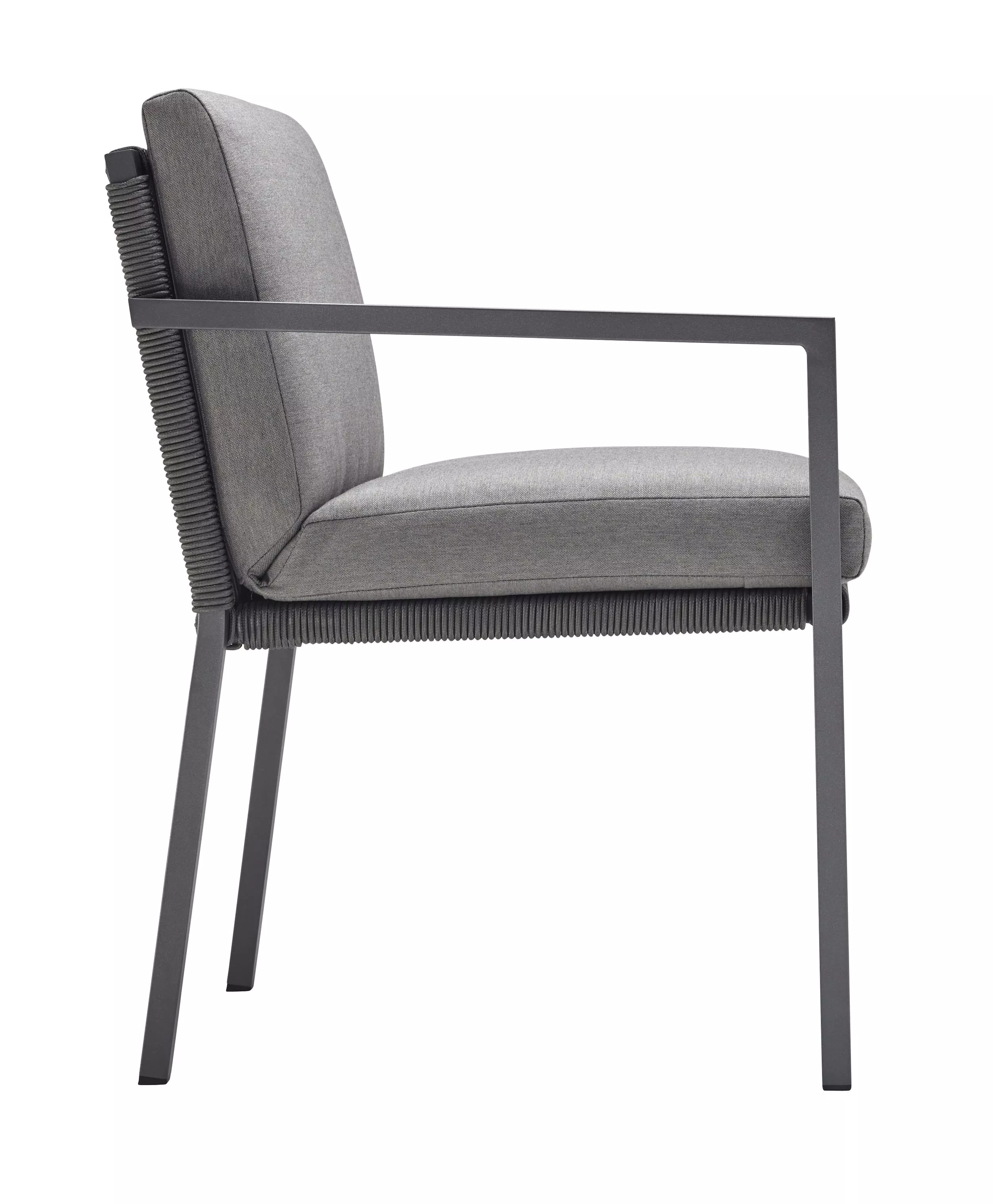 Solpuri Club Stapelsessel in Anthracite ohne Hintergrund seitliche Ansicht des modernen stapelbaren Sessels mit Armlehnen und gepolstertem Sitz.