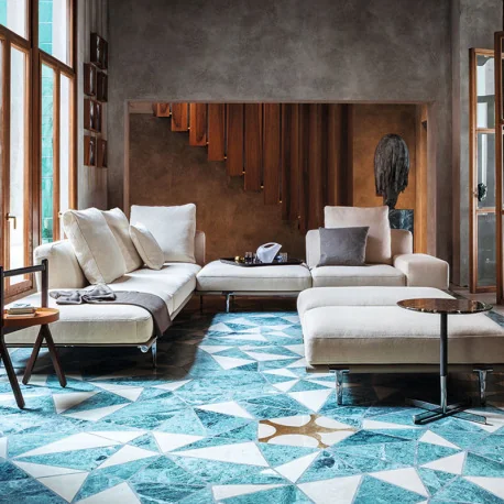 Die Let it Be Kollektion verkörpert ein modulares Einrichtungssystem das grenzenlose Konfigurationsmöglichkeiten bietet Die Möglichkeit Staufächer und Behälter an Anbausofas anzubringen erhöht die Funktionalität während die Struktur und die weichen Daunen