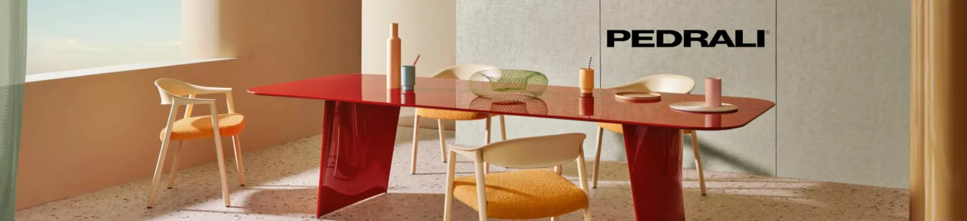 Pedrali Mood-Bild mit rotem Tisch und Stühlen in hellem Raum mit Terrazzo-Boden.