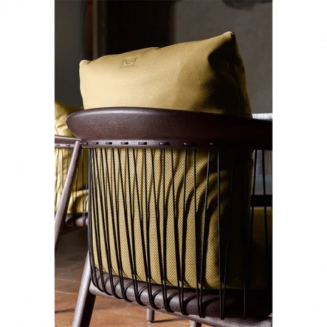 Der Viola Sessel ist extrem leicht und einfach zu handhaben ohne dabei seine Robustheit und solide Konstruktion einzubüßen