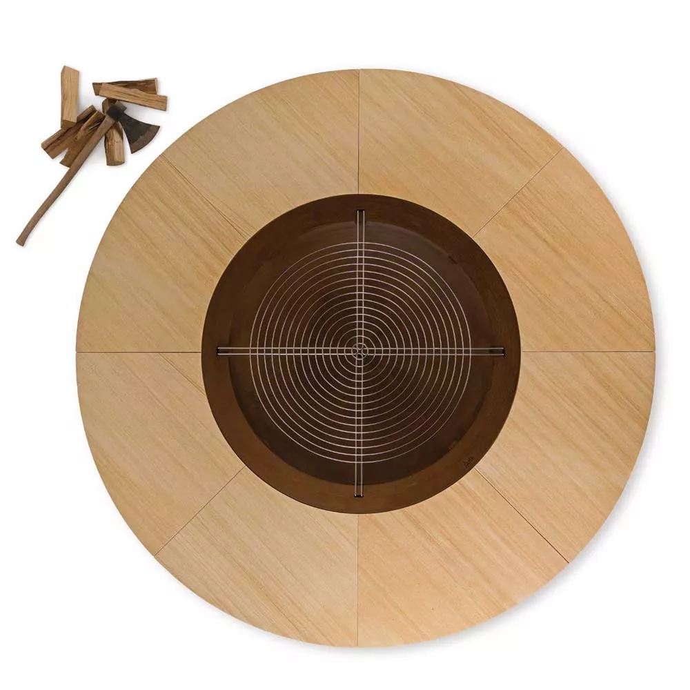 AK47 Ercole Feuerstelle aus Marmor Sandy Stahl Small 150 cm ohne Hintergrund mit Holzscheiten daneben