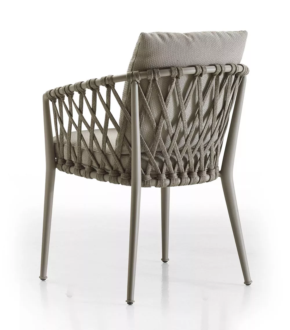 B&B Italia Erica Armlehnstuhl in Grau auf weißem Hintergrund