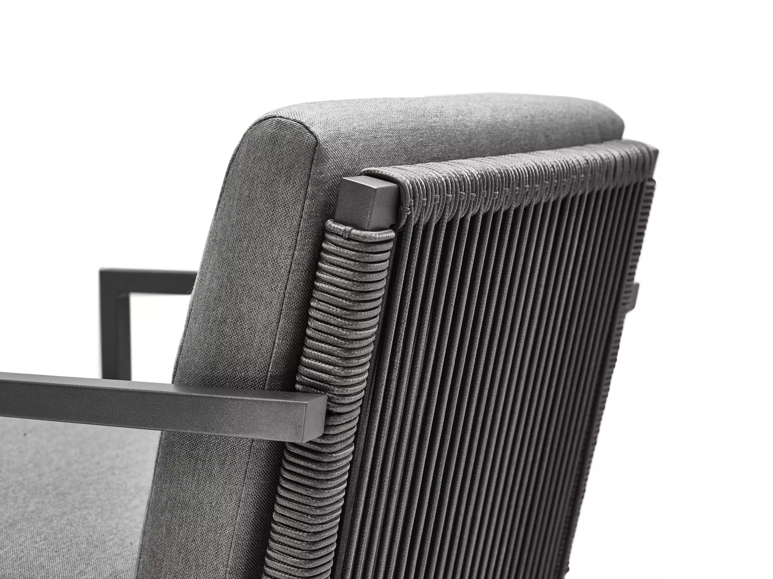Solpuri Club Stapelsessel in Anthracite zeigt eine Detailansicht der Rückenlehne mit geflochtenem Design ohne Hintergrund