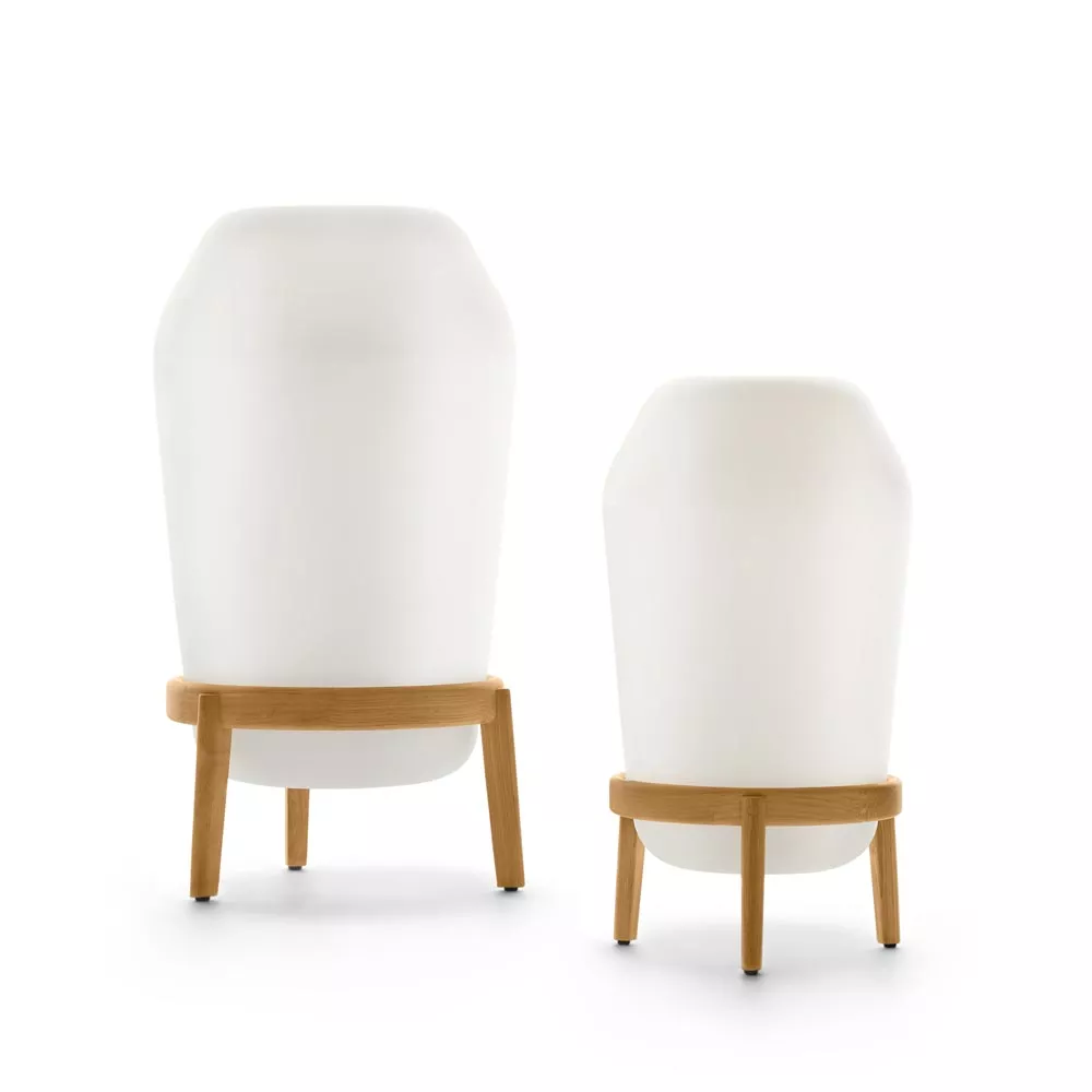 Dedon Loon Gartenleuchte in zwei Größen mit weißem Lampenschirm und Holzgestell ohne Hintergrund