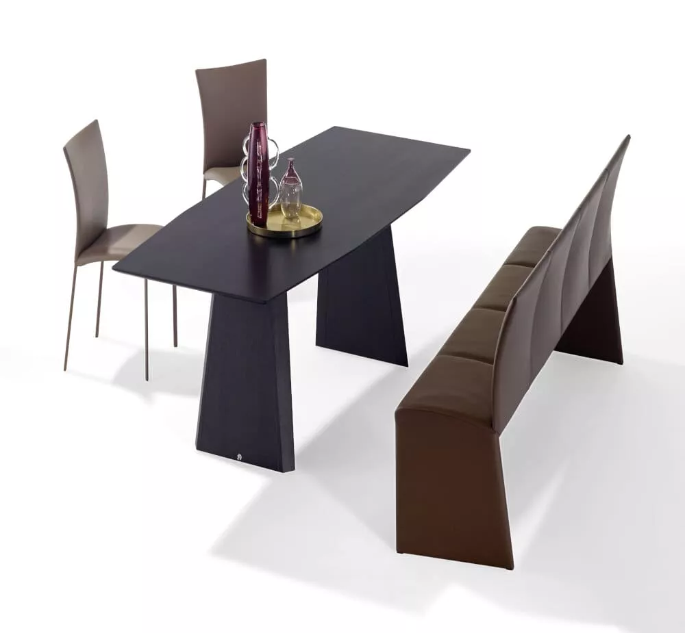 DRAENERT Nobile Bank 4Sitzer und zwei Stühle an einem Esstisch mit Dekoration auf weißem Hintergrund