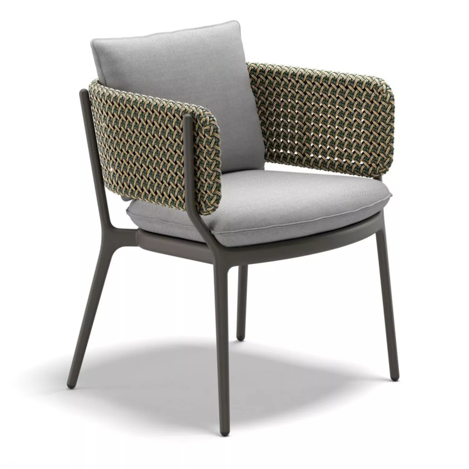 Dedon Bellmonde Stuhl mit grauem Sitzkissen und geflochtenen Armlehnen auf weißem Hintergrund