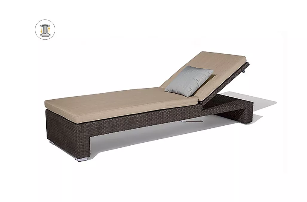 Dedon Lounge Sonnenliege in braun mit beigem Polster und grauem Kissen ohne Hintergrund