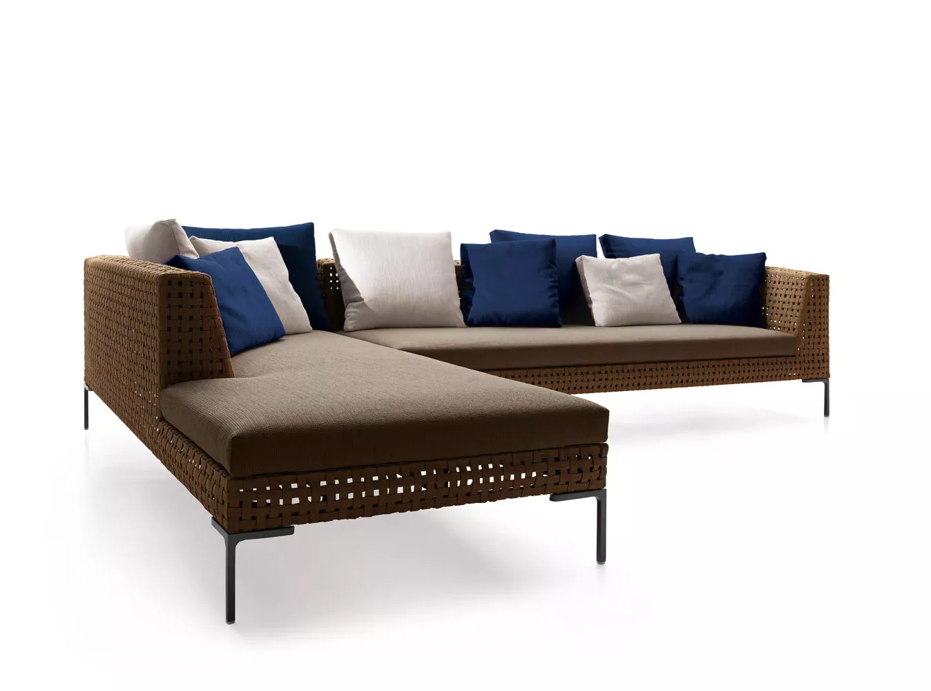 Charles Outdoor Chaise Longue Element links von B&B Italia in braun mit blauen und weißen Kissen ohne Hintergrund