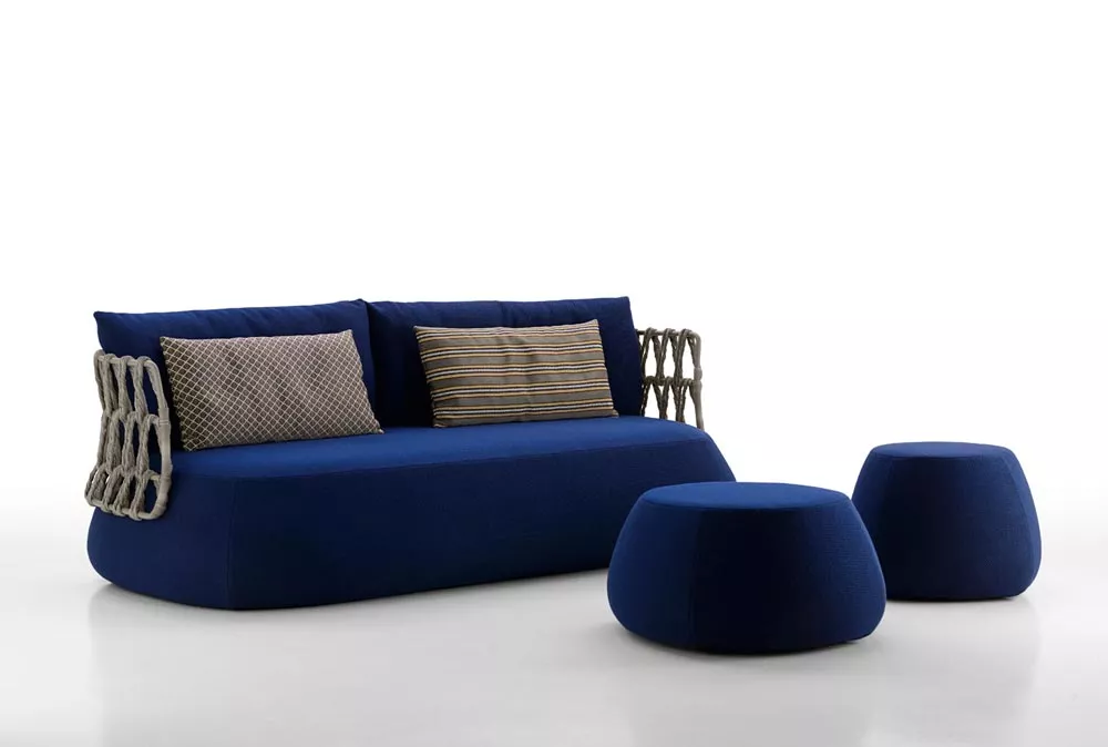 B&B Italia Fat Gartensofa 232 cm in Blau mit zwei passenden Hockern und drei Kissen auf weißem Hintergrund.
