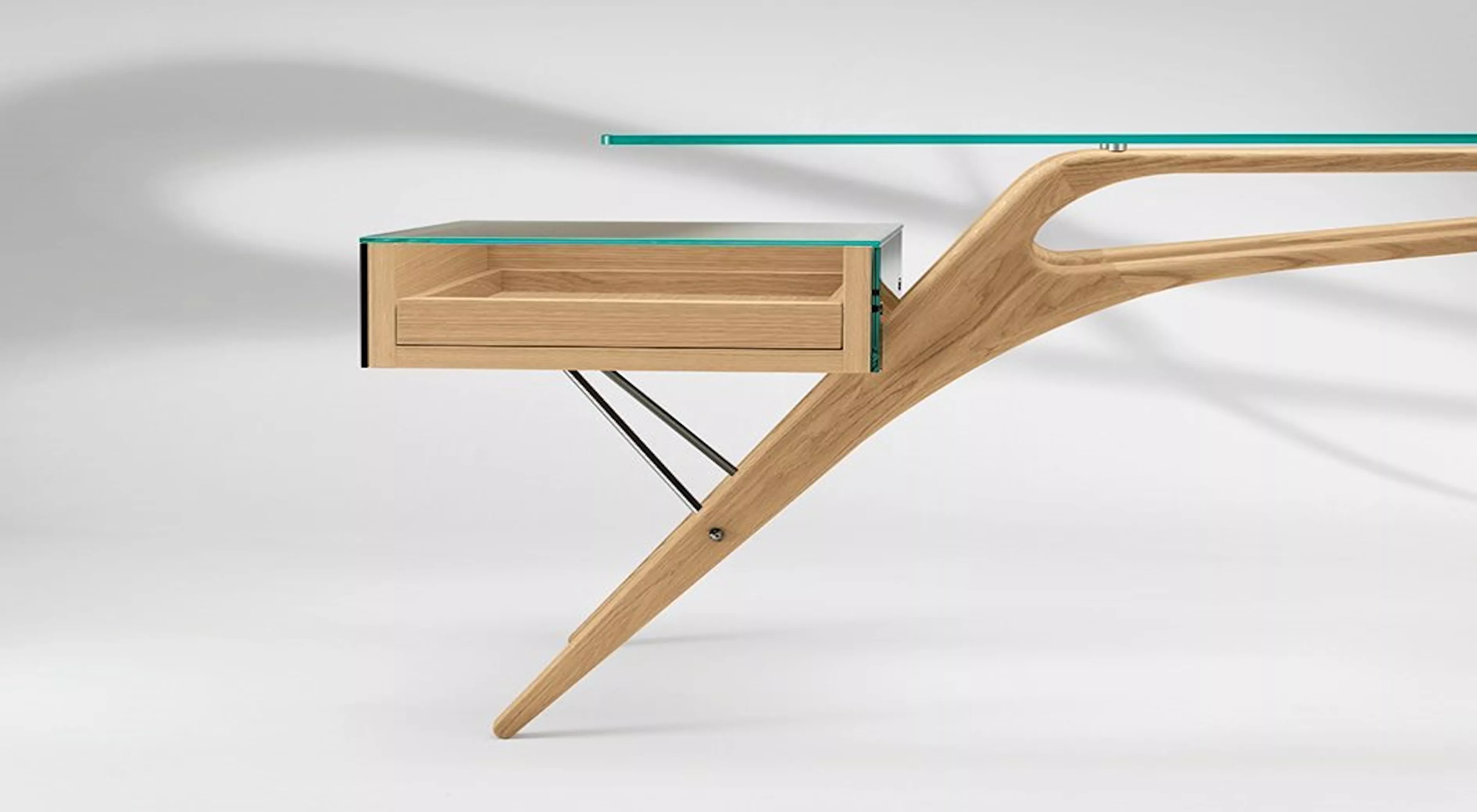Cavour Schreibtisch von Cassina in hellem Holz und Glas, modernes Design, Detailansicht der Schublade vor weißem Hintergrund.
