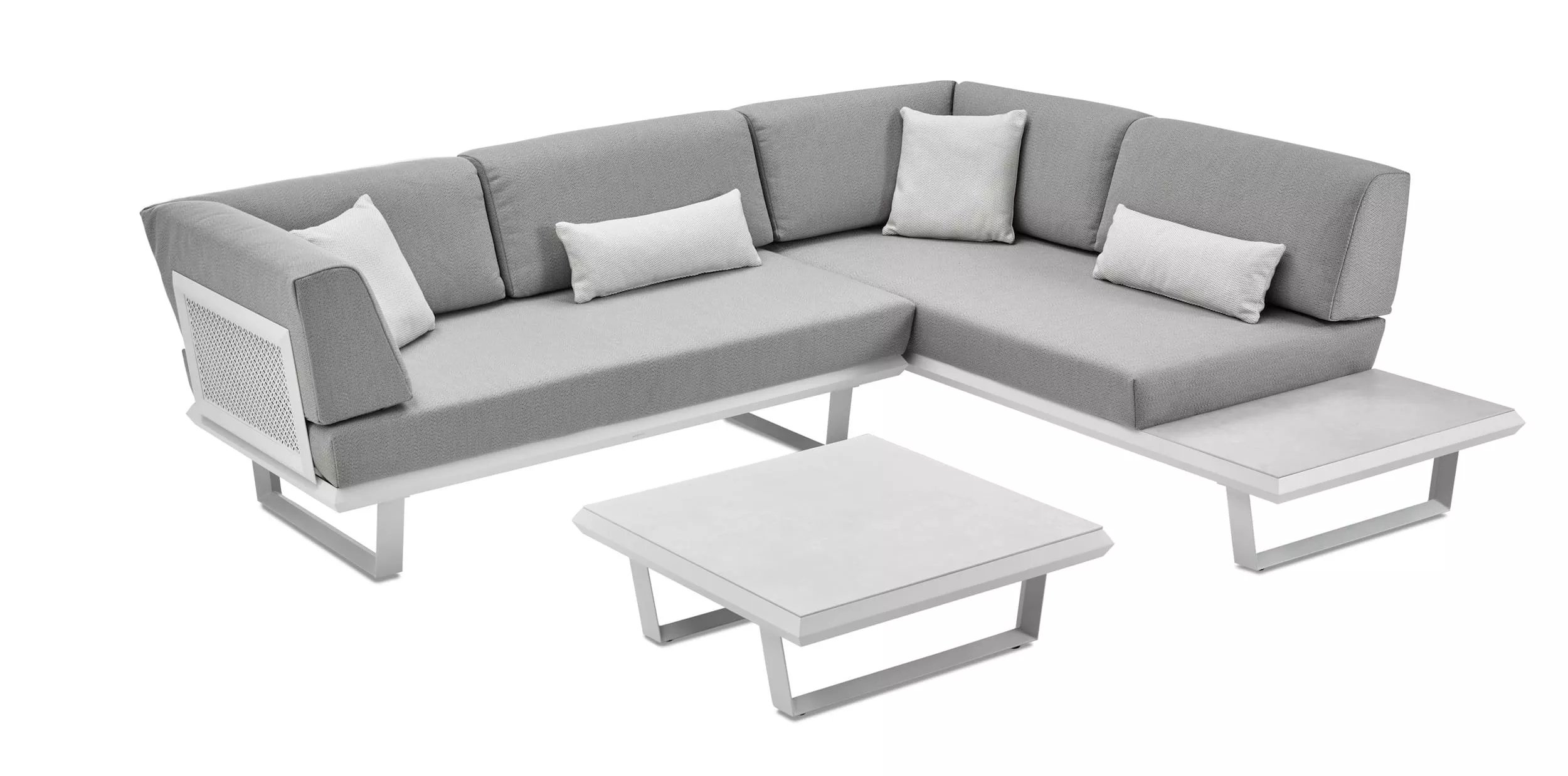 Solpuri Boom Lounge Gruppe in Grau bestehend aus einem Ecksofa mit weißen Kissen und einem quadratischen Couchtisch ohne Hintergrund