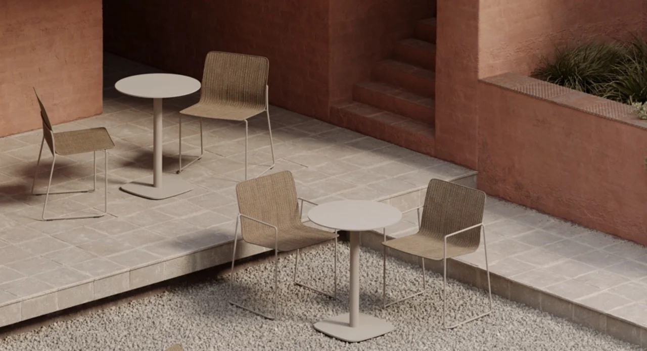 Bivaq Sal Outdoor-Möbelset in Beige auf einer Terrasse mit Steinboden und Treppen im Hintergrund, bestehend aus zwei Tischen und vier Stühlen.