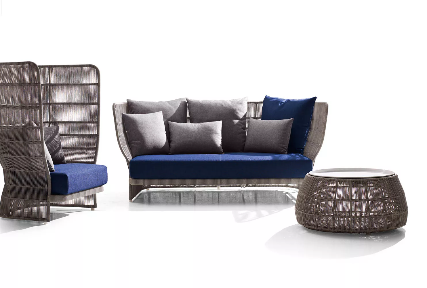 B&B Italia Canasta 13 Outdoor Gartensofa in Blau mit grauen Kissen und passendem Sessel und Tisch ohne Hintergrund
