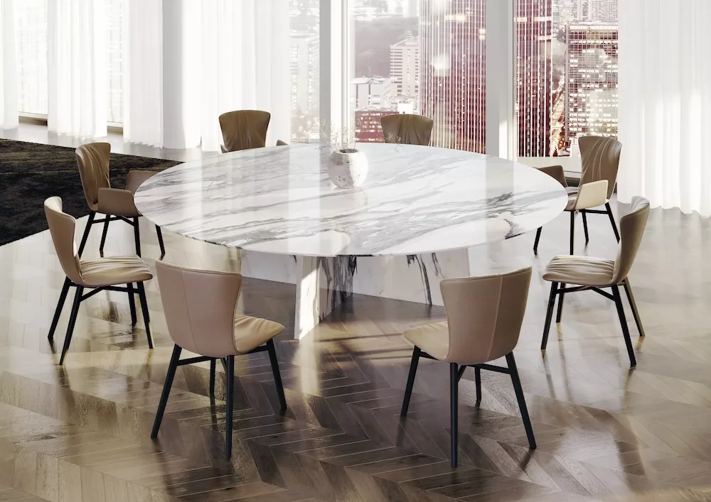 Tadao II Draenert Esstisch mit Marmorplatte und acht beige Stühlen in einem modernen Esszimmer mit Stadtblick im Hintergrund