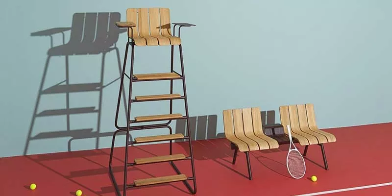 Ethimo Ace Stuhlset in Holzoptik auf rotem Tennisplatz mit Schattenwurf, umgeben von Tennisbällen und Schläger, vor hellblauer Wand.