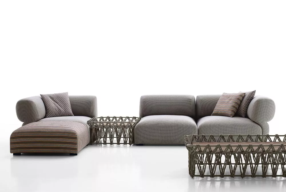 B&B Italia Butterfly Outdoor Loungegruppe bestehend aus grauen Sofas und Beistelltischen in einem modernen und minimalistischen Ambiente ohne Hintergrund