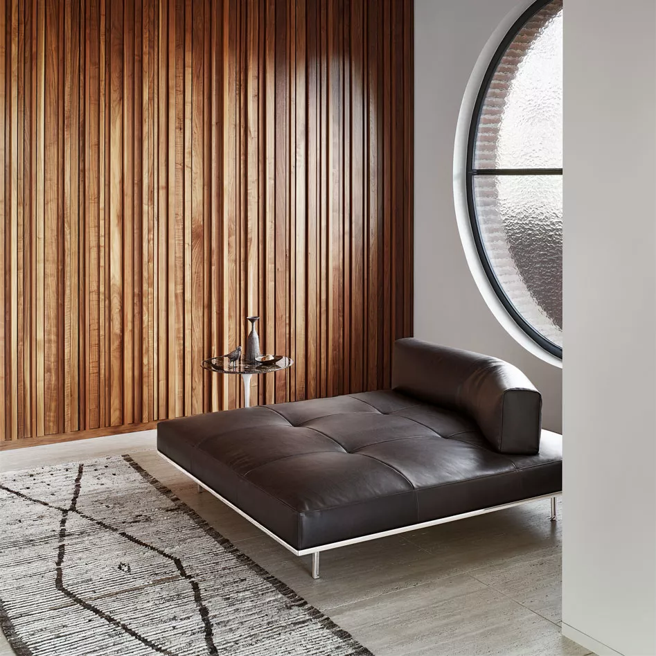 Knoll Matic Sofa in einem modernen Wohnzimmer mit Holzwand und rundem Fenster