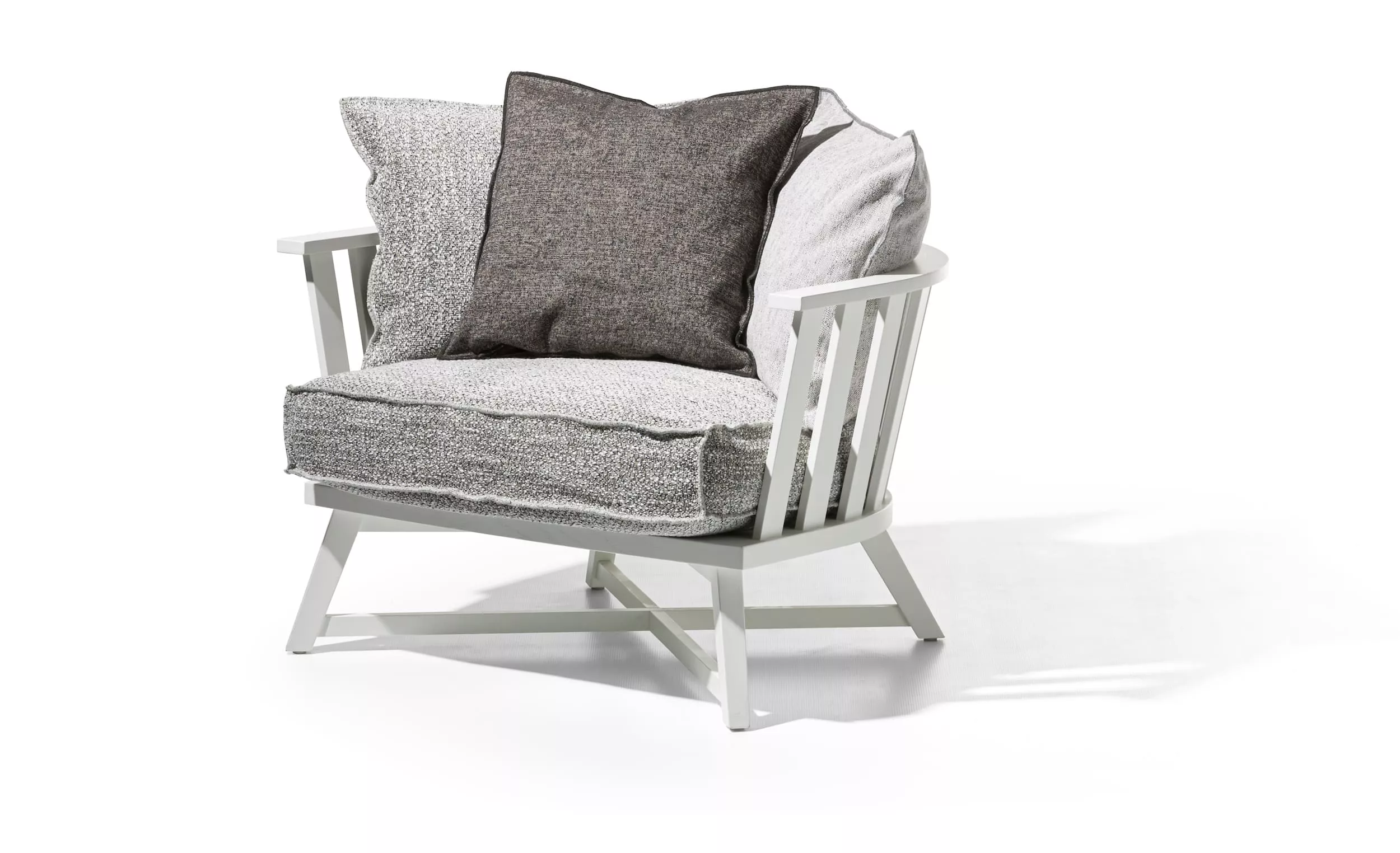 Gervasoni Gray 07 Sessel mit grauen und weißen Kissen auf weißem Hintergrund