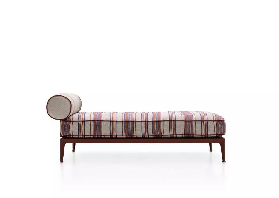 B&B Italia Ribes Chaiselongue Modul 145 cm in gestreiftem Stoff mit einem runden Kissen auf der linken Seite ohne Hintergrund.