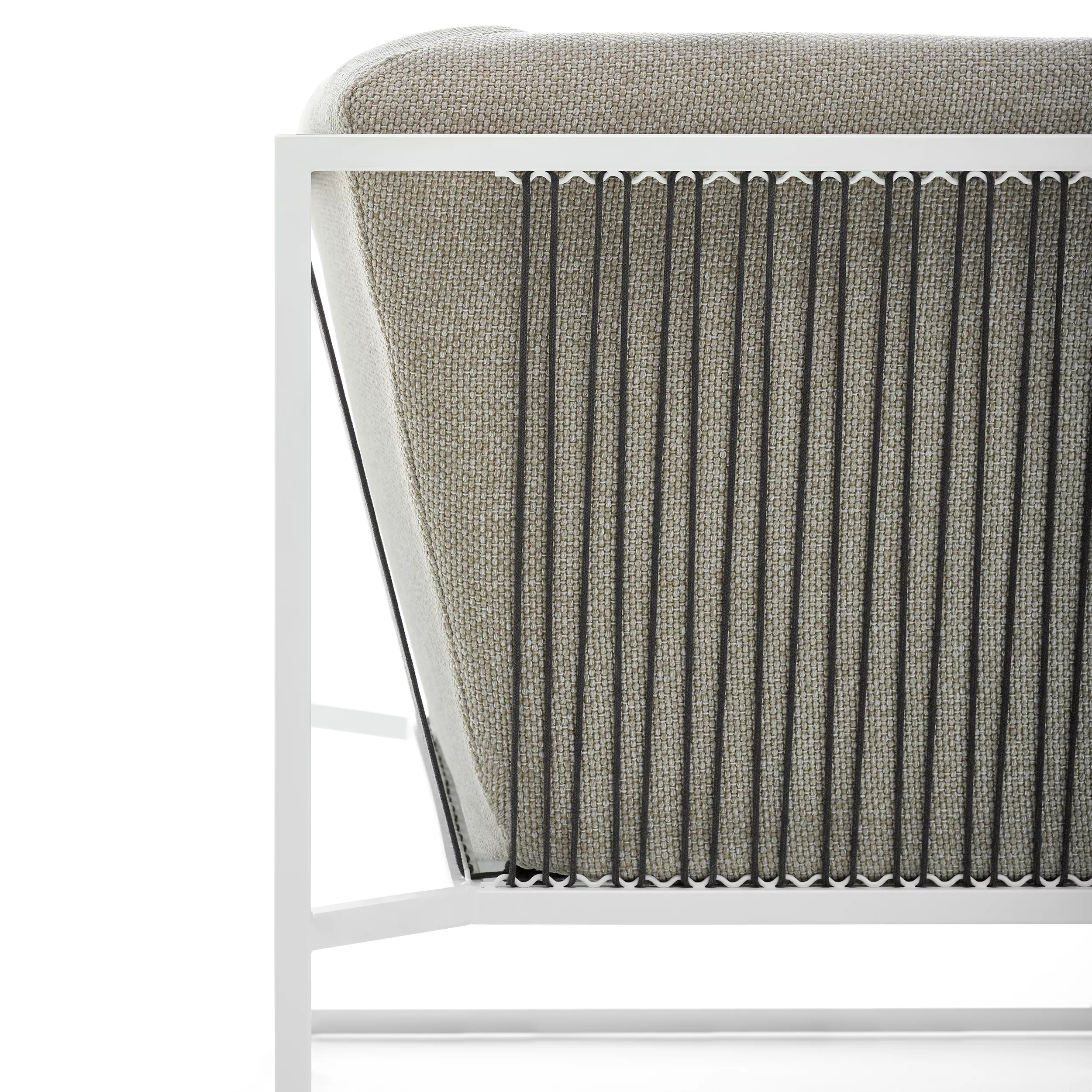 MDF Italia Arpa Loungesofa in Nahaufnahme zeigt die Rückseite des Sofas mit einem modernen Design und Metallstreben ohne Hintergrund