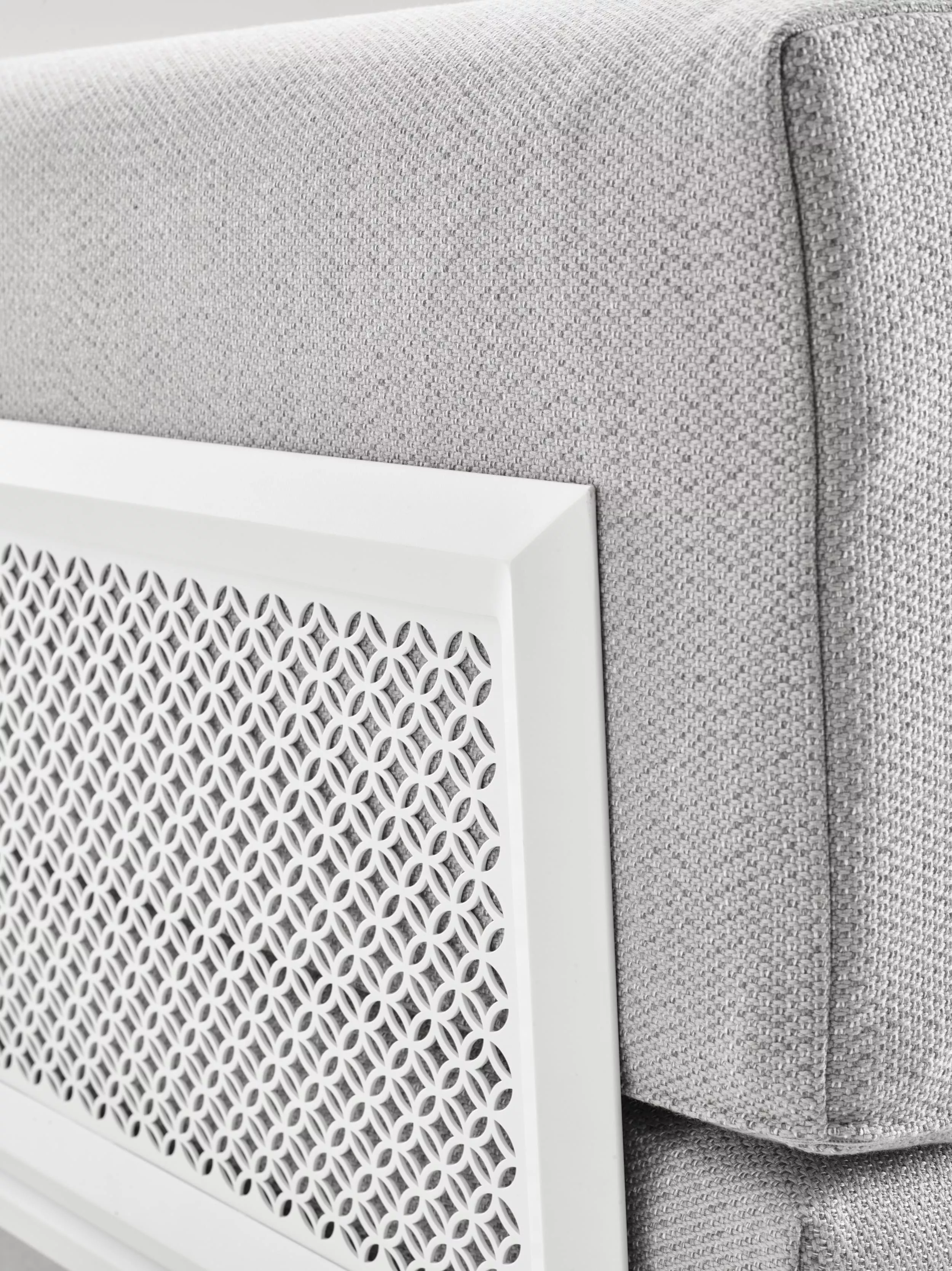 Solpuri Boom Lounge Gruppe Detailansicht eines grauen Polsters mit weißem Gittermuster im Hintergrund ohne weiteren Kontext