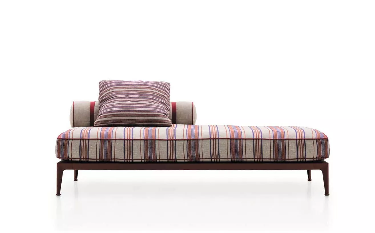 B&B Italia Ribes Loungemodul mit Kissenrolle und gestreiftem Bezug auf weißem Hintergrund