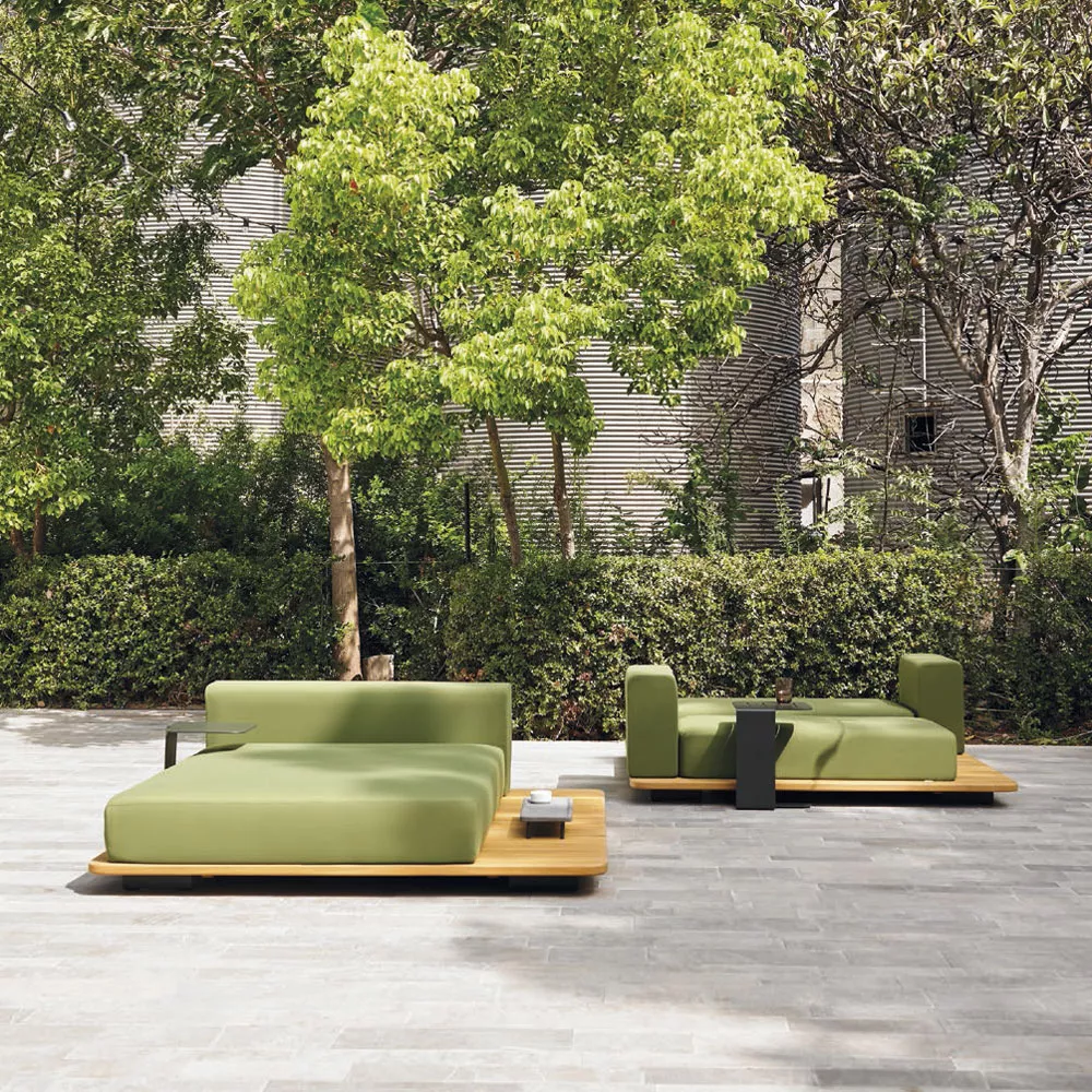 Grau-weiße Point Pal Outdoor-Loungegruppe auf einer Terrasse mit Bäumen im Hintergrund, moderne Gartenmöbel in entspannter Atmosphäre.