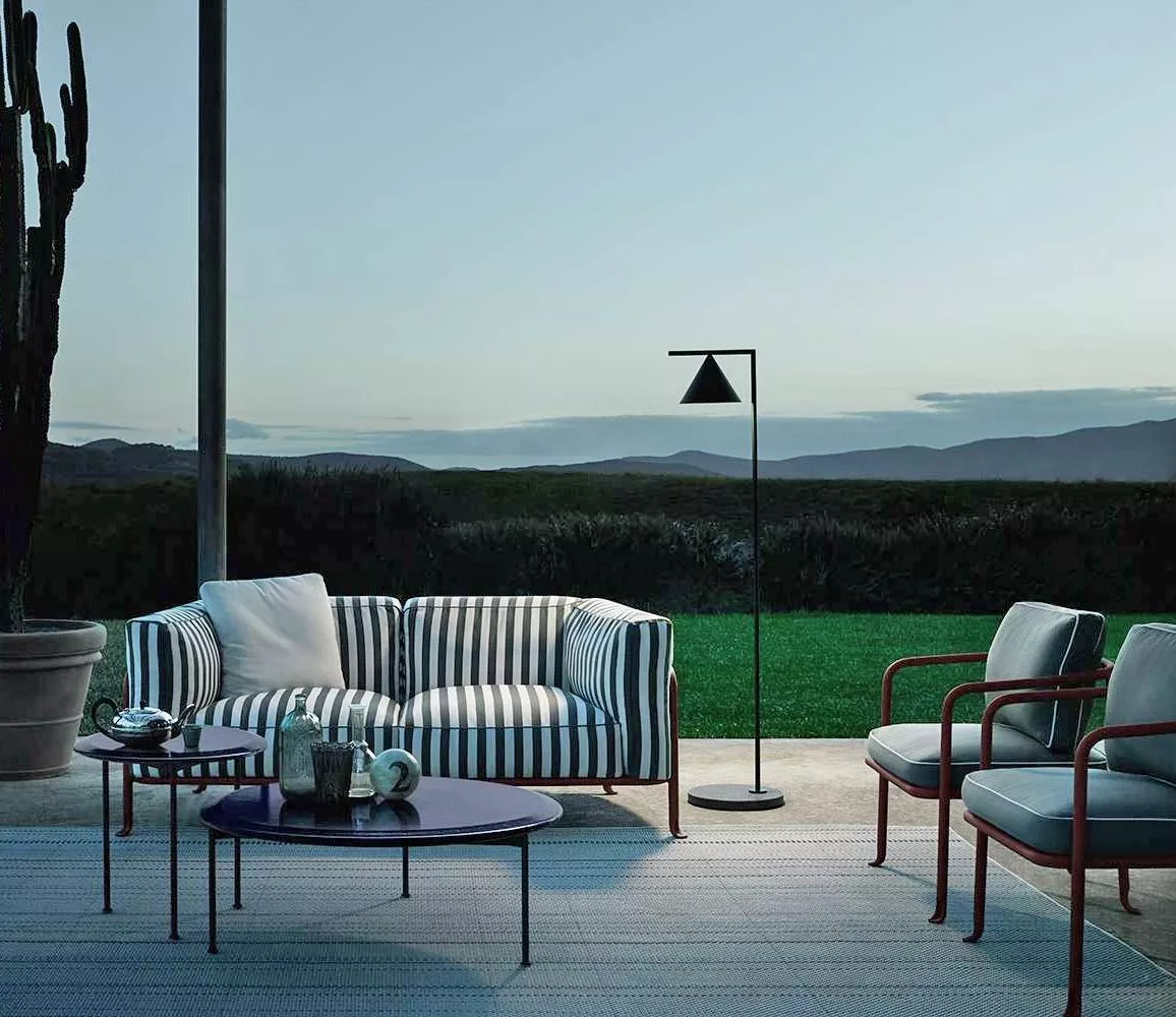 B&B Italia Borea Loungesofa und Sessel stehen auf einer Terrasse mit Blick auf eine grüne Wiese und Berge im Hintergrund