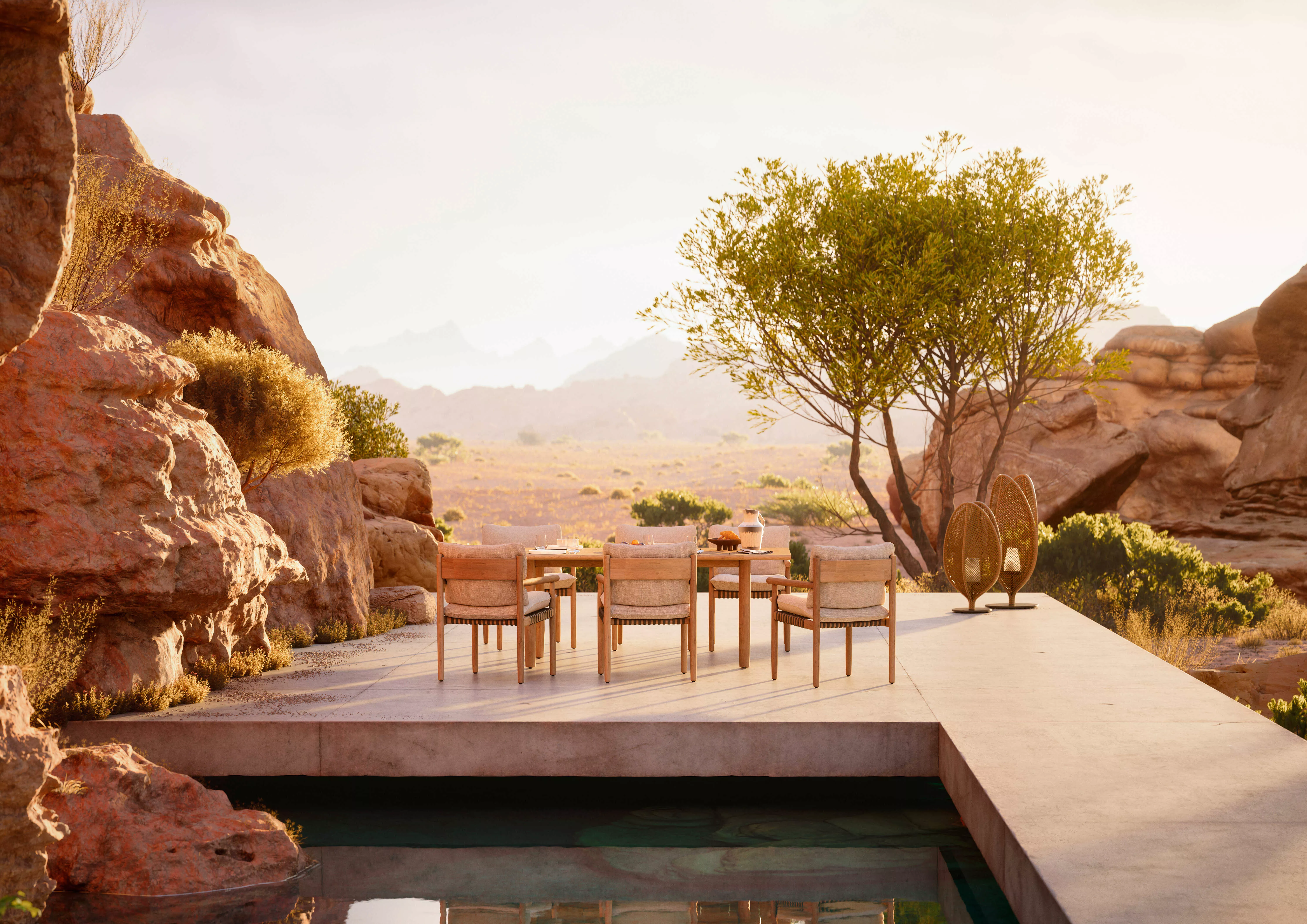 Dedon Tibbo Essgruppe steht auf einer Terrasse in einer Wüstenlandschaft mit Blick auf Felsen und Bäume