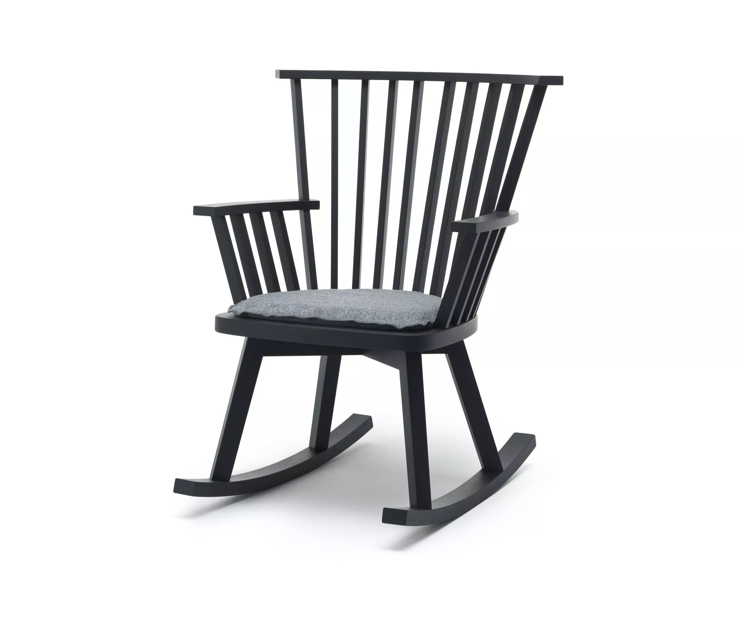 Gervasoni Gray 29 schwarzer Schaukelstuhl mit grauem Sitzkissen ohne Hintergrund