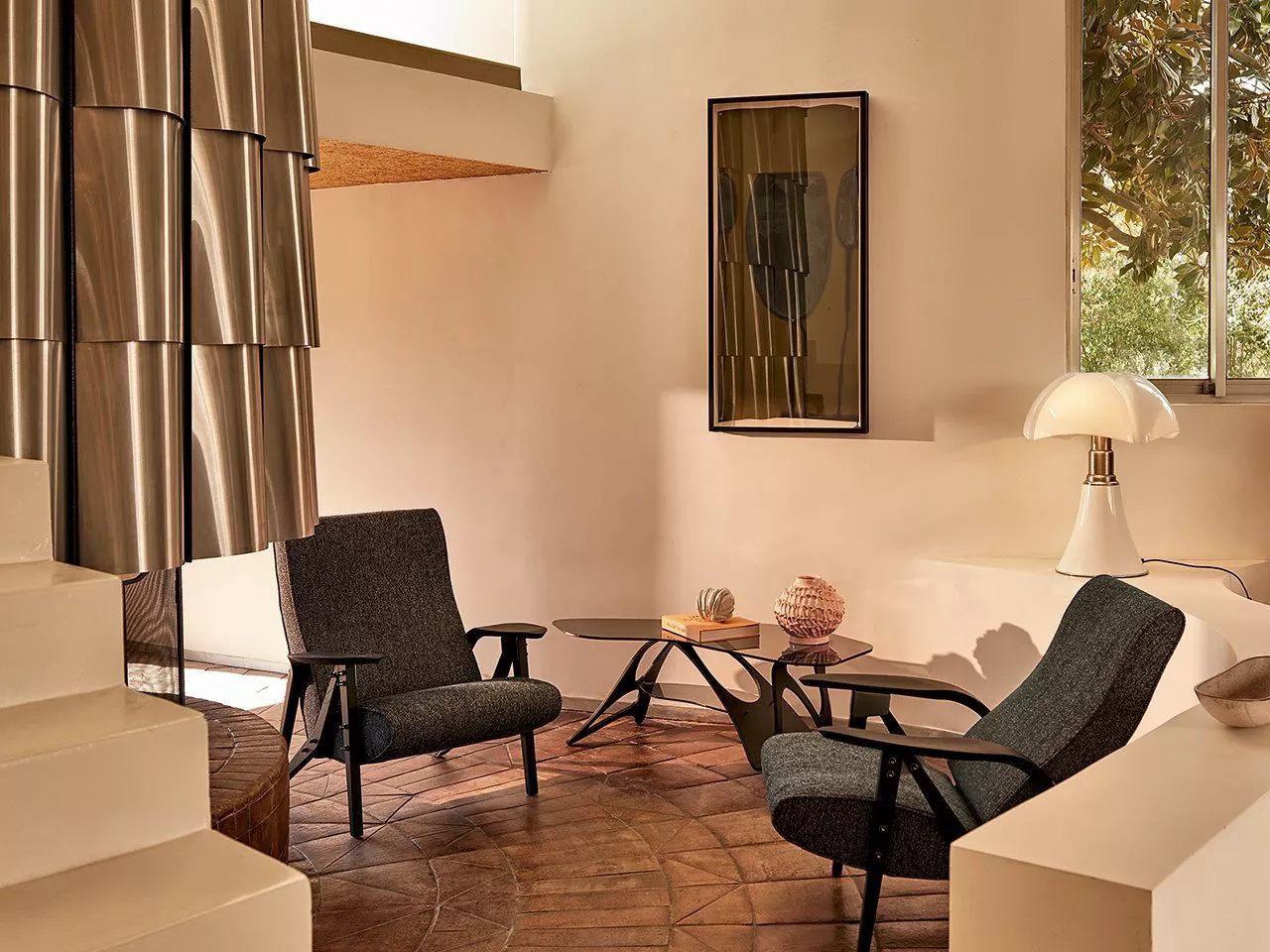 Zwei Zanotta Gilda Chaise Longue Stühle in einem gemütlichen Wohnzimmer mit einem Couchtisch und Dekorationen im Hintergrund.