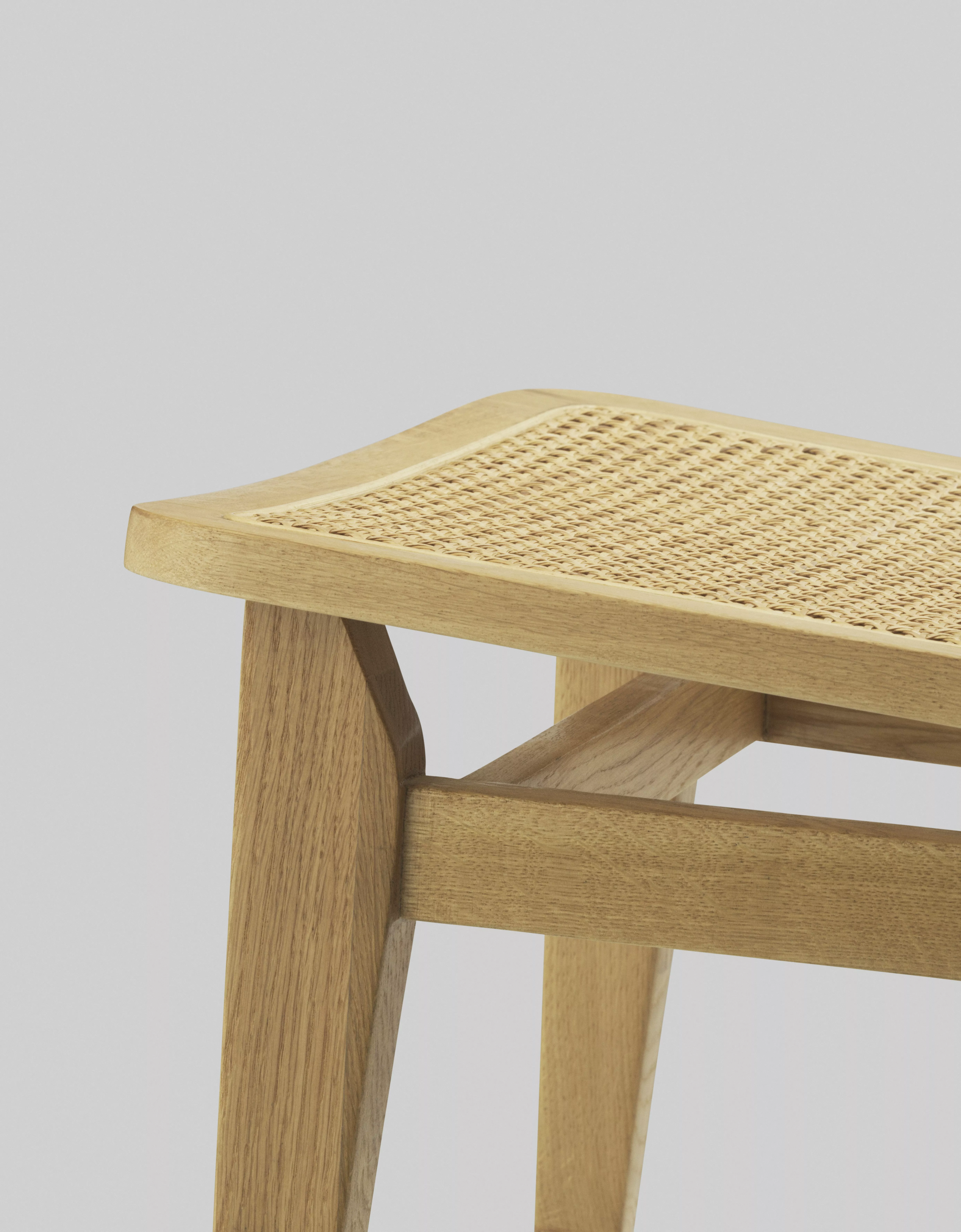 Gubi C-Chair aus Holz mit geflochtener Sitzfläche ohne Hintergrund