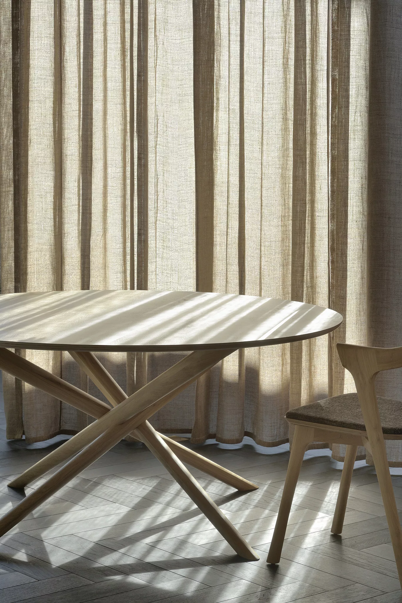 Ethnicraft_50545_Oak_Mikado_round_dining_table