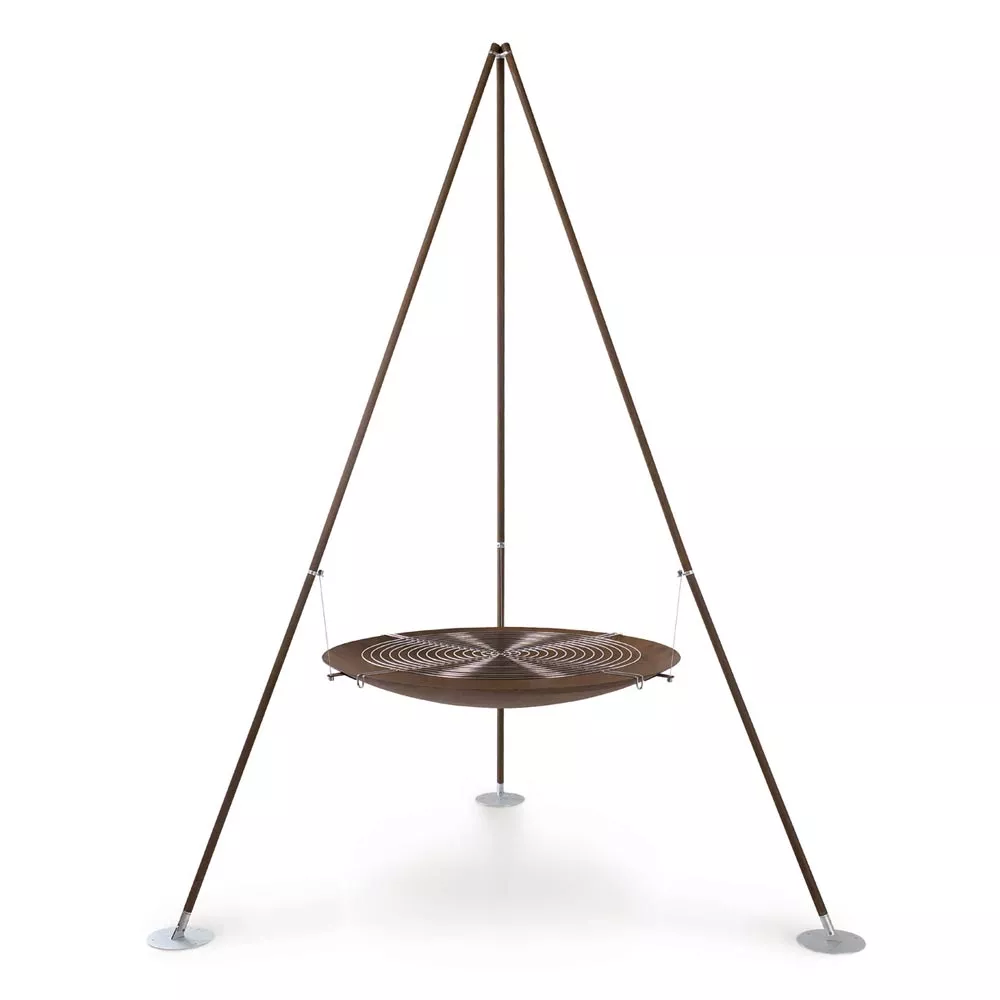 AK47 Tripee Feuerstelle aus oxidiertem Stahl 120 cm freistehend auf weißem Hintergrund