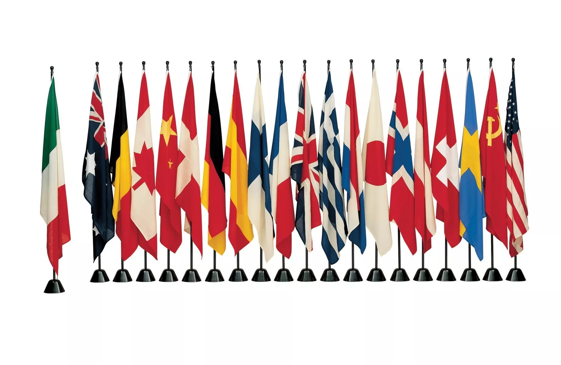 Mehrere internationale Flaggen stehen in einer Reihe auf schwarzen Ständern vor weißem Hintergrund.