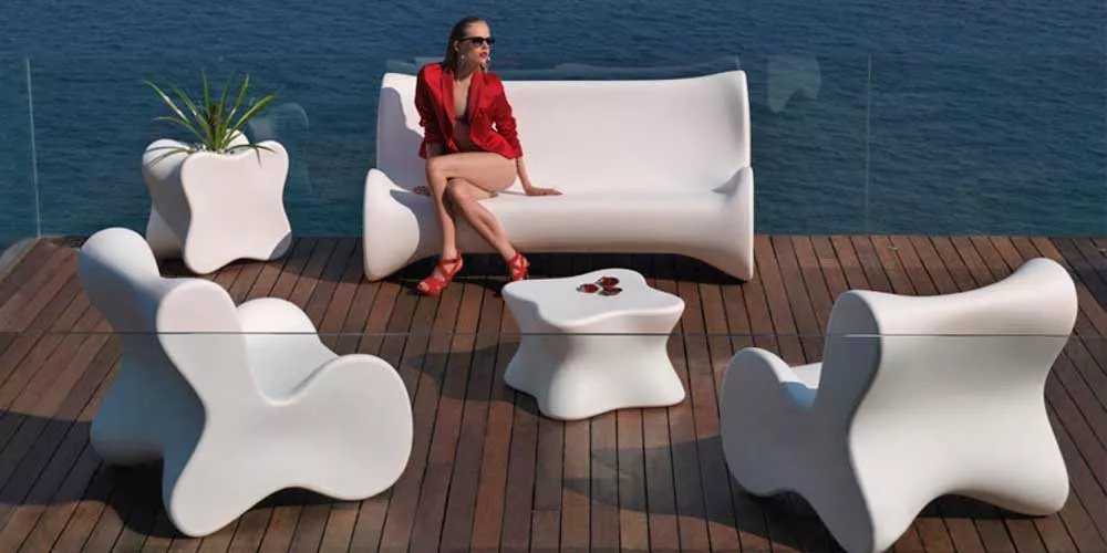 Vondom Doux Loungegruppe in Weiß auf Holzterrasse mit Meerblick, bestehend aus Sofa, zwei Sesseln und Tisch, moderne Gartenmöbel.