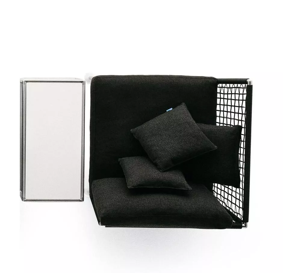 Coro Nest Sofa 120 cm Eckmodul von Coro Italia in Schwarz mit drei Kissen und einem weißen Beistelltisch ohne Hintergrund