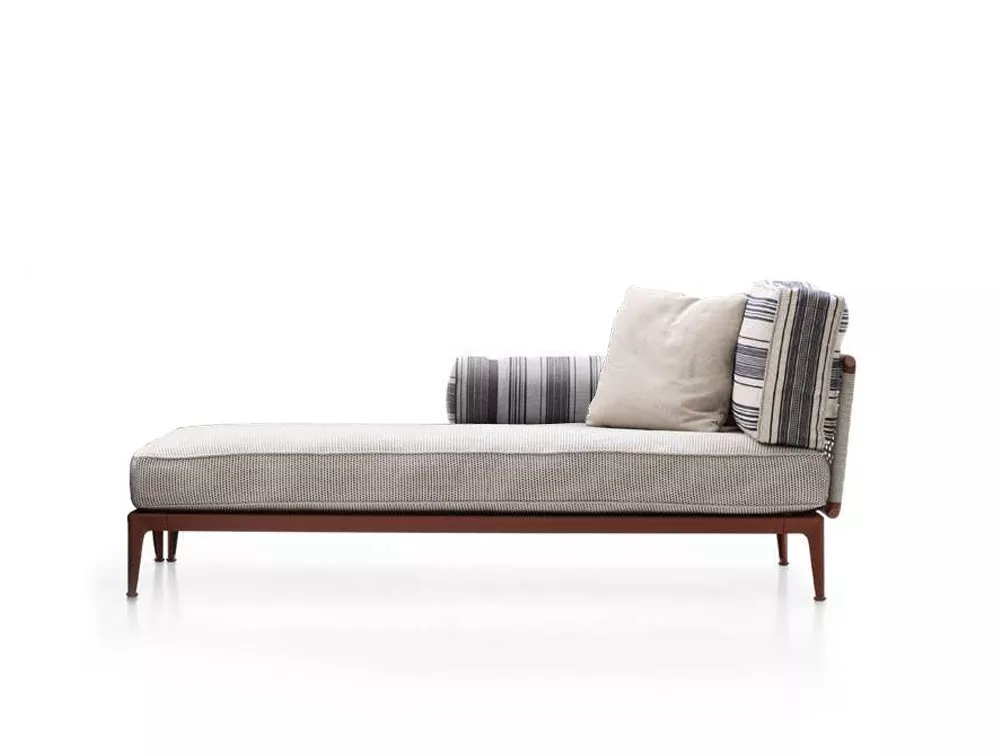 B&B Italia Ribes Chaiselongue 201 cm in hellem Stoff mit gestreiften Kissen auf weißem Hintergrund