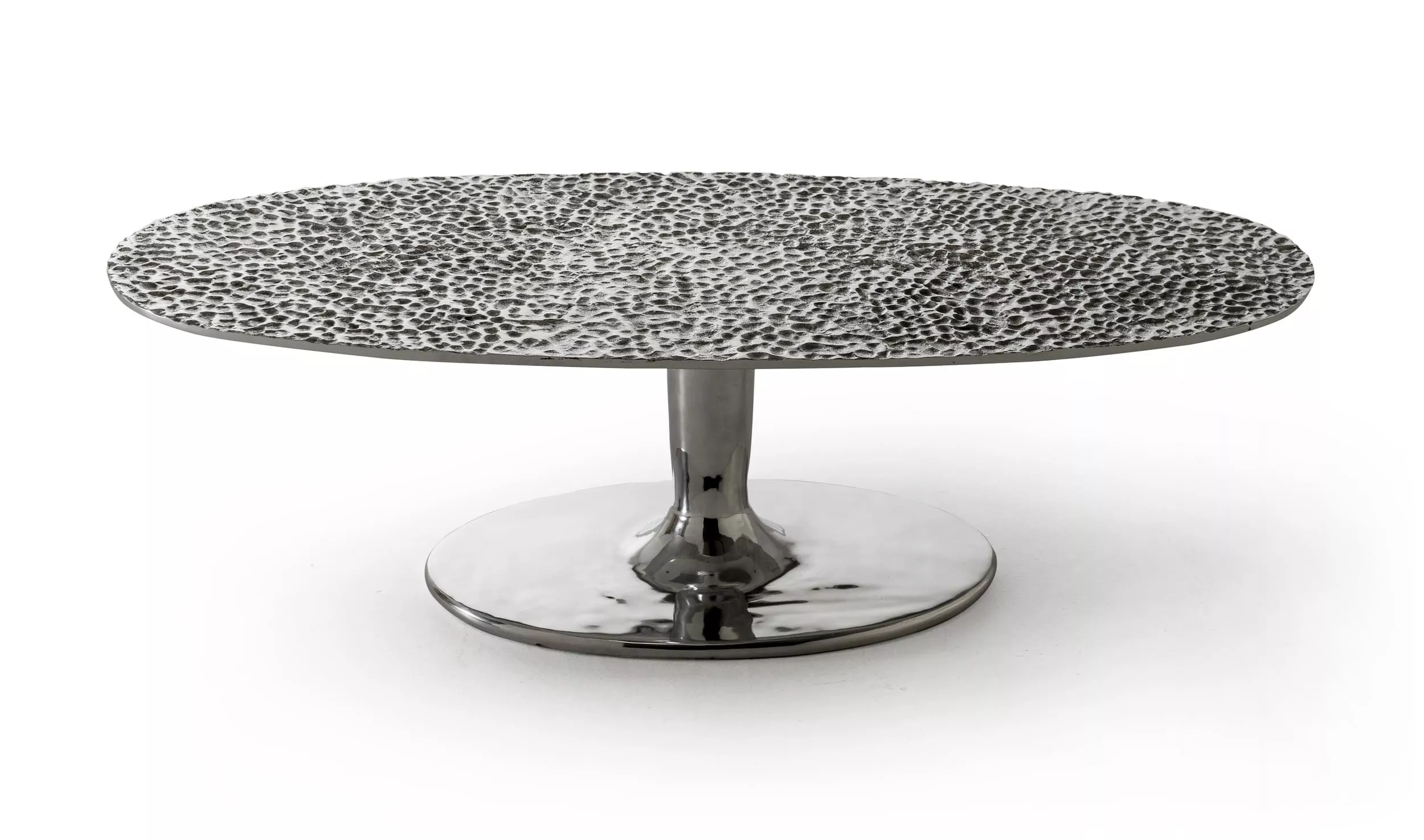 Gervasoni Next 148 Tisch mit gehämmerter Metalloberfläche und rundem Sockel ohne Hintergrund