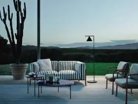 B&B Italia Borea Loungesofa und Sessel in einer stilvollen Outdoor-Loungegruppe mit Blick auf eine grüne Landschaft und einen Kaktus im Hintergrund