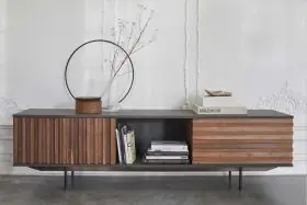 Villa Schmidt HARRI Sideboard in Braun und Schwarz, groß, vor weißer Wand mit Dekoration, Bücher und Vase, auf Betonboden.