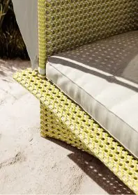 DEDON DAYDREAM Loungemöbel in gelb und beige auf einer Terrasse in der Sonne