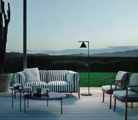 B&B Italia Borea Loungesofa und Outdoor Loungegruppe auf einer Terrasse mit Blick auf eine grüne Wiese und Berge im Hintergrund bei Sonnenuntergang